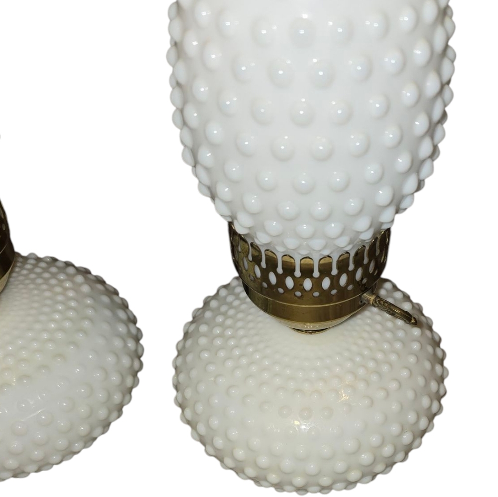 VINTAGE MILK GLASS AND ELECTRIC Pair BOUDOIR LAMPS MILK GLASS‎ HOBNAIL CHIMNEY - Picture 4 of 14